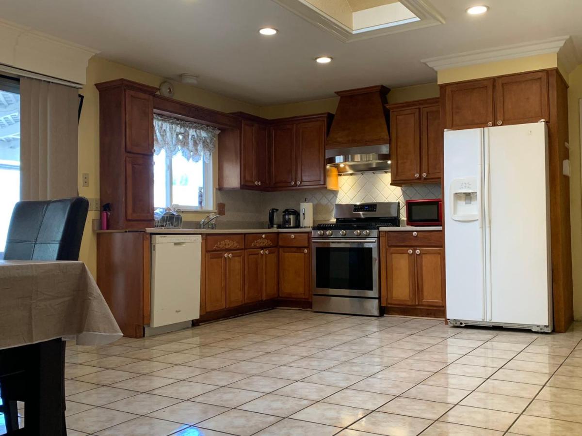 Double bedroom with private bathroom for family or friends - Housity
