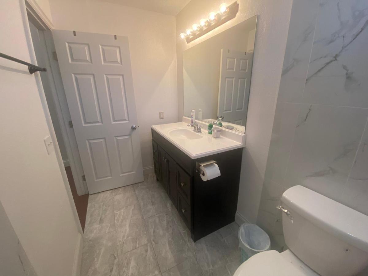 Double bedroom with private bathroom for family or friends - Housity
