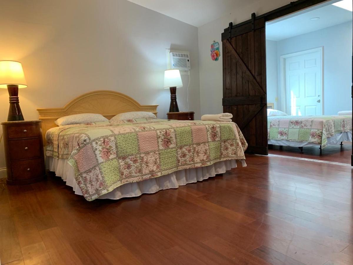 Double bedroom with private bathroom for family or friends - Housity