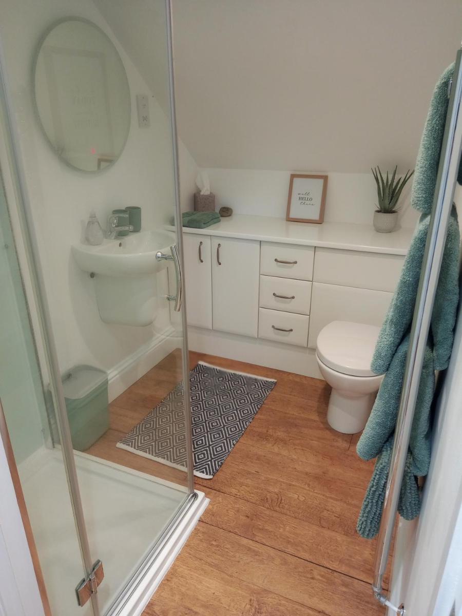 Gwandalan - 1 Bed Apartment, Within Tenby Town Walls - Hizvo