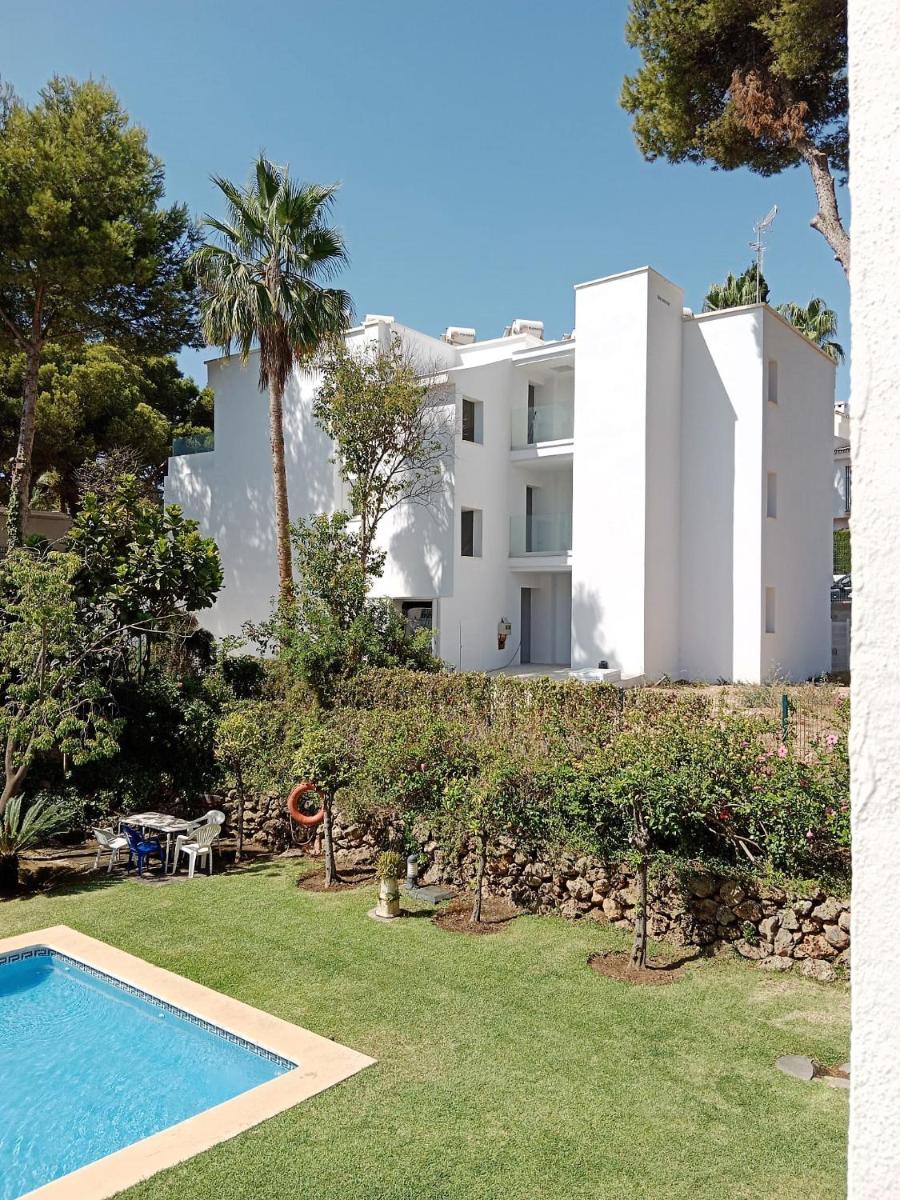 2 Bed Apartment w/Pool close to Beach + Amenities - Housity