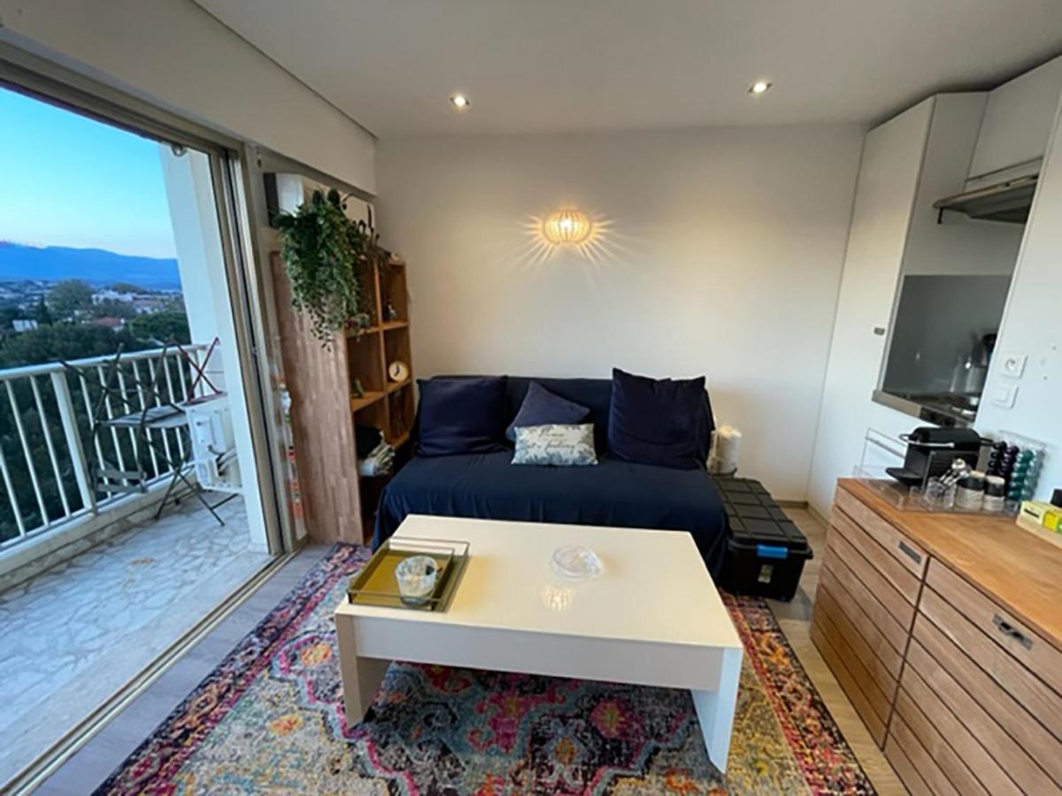 Studio terrasse dans résidence avec piscine - Housity