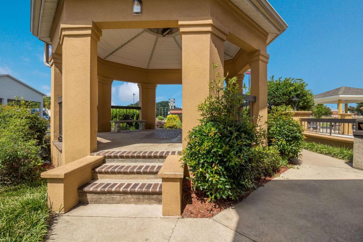 Suburban Studios Florence I-95 - Housity