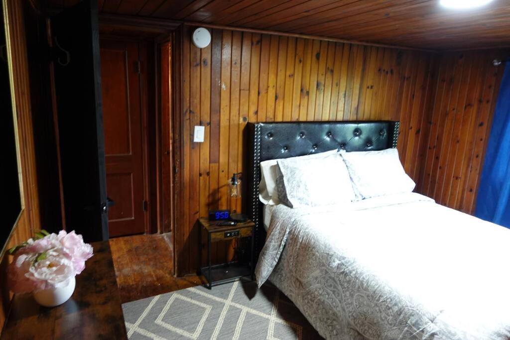Cozy and Spacious 4 bedroom minutes from Downtown - Housity