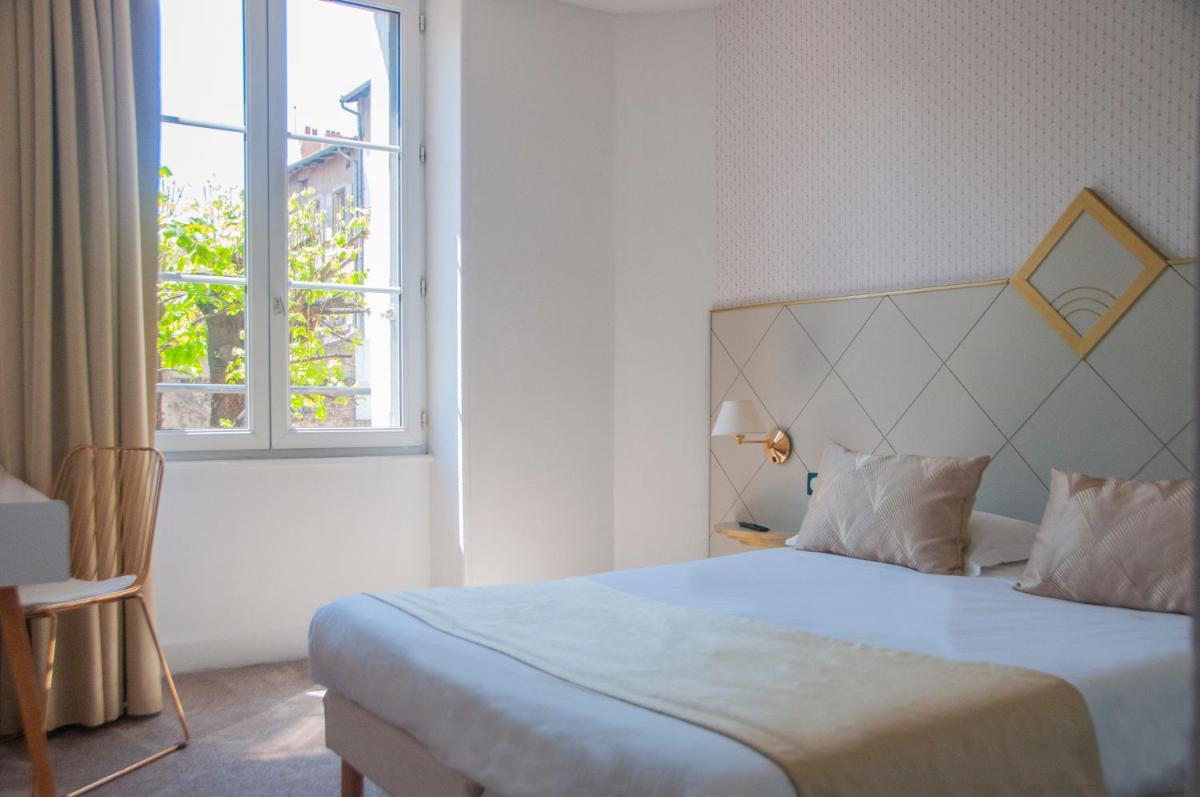 Un ou plusieurs lits dans un hébergement de l'établissement The Originals City, Hôtel Bristol, Le Puy-en-Velay