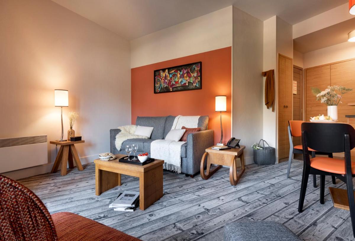 un salon avec un canapé et une table dans l'établissement Résidence Pierre & Vacances Premium Les Terrasses d'Eos, à Flaine