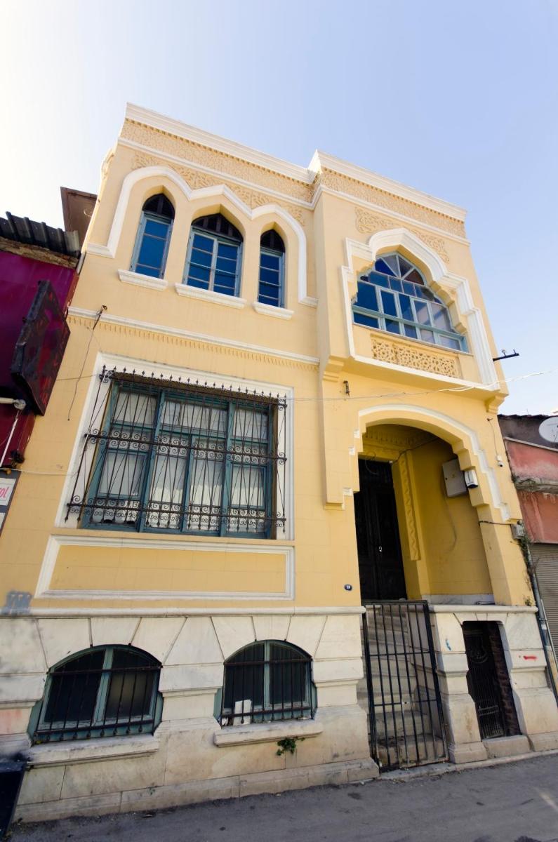 Mansion with Lemon Tree - Housity