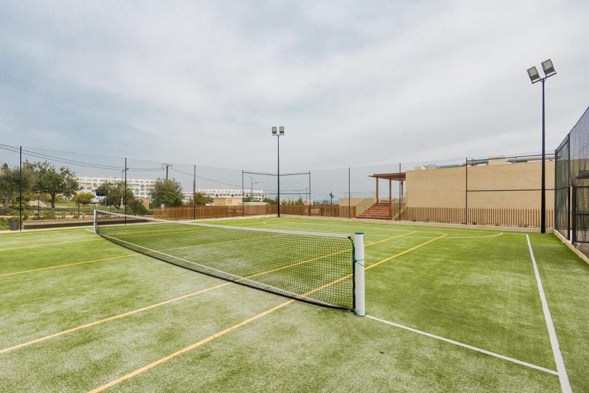 Comodidades para jogar ténis e squash em White Shell Beach Villas ou nas proximidades