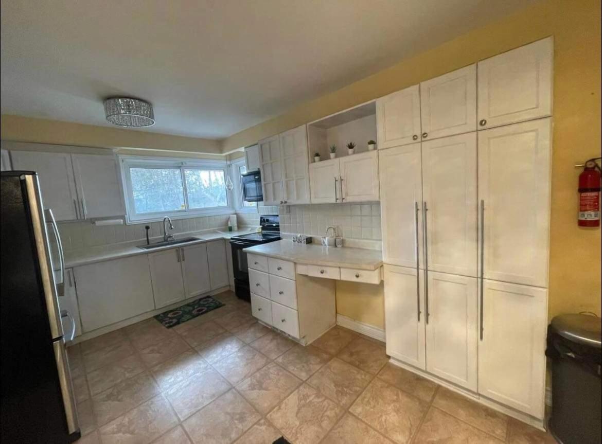 Entire Main floor 4 Rooms 6 beds 2 baths near all amenities - Housity