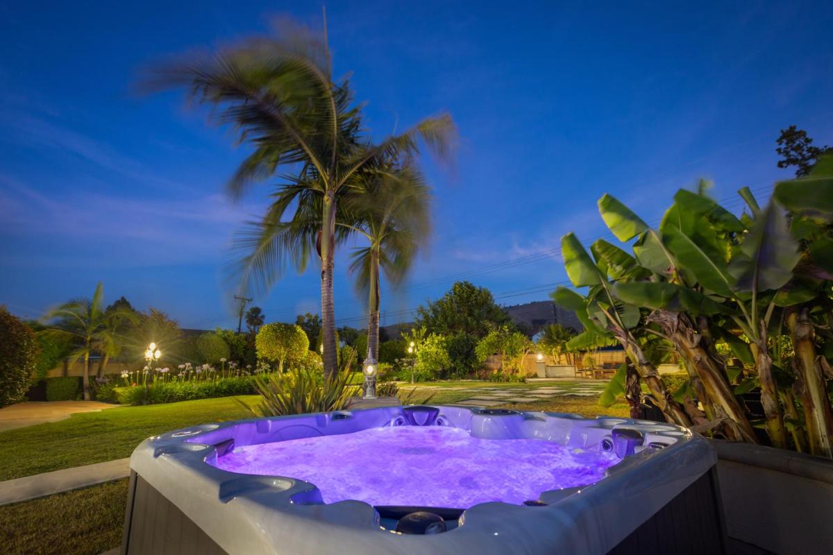 Epic Resort Style  With 6-BDR & Hot Tub - Housity