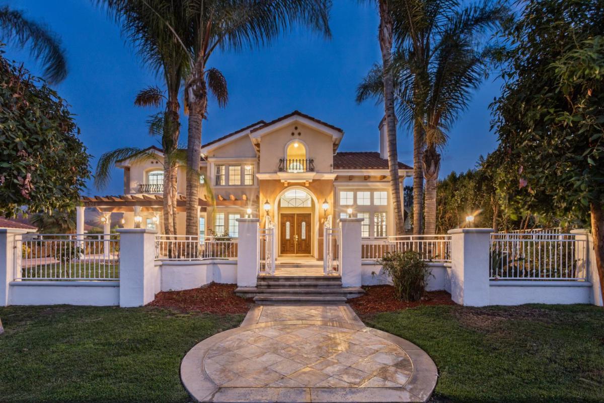 Epic Resort Style  With 6-BDR & Hot Tub - Housity