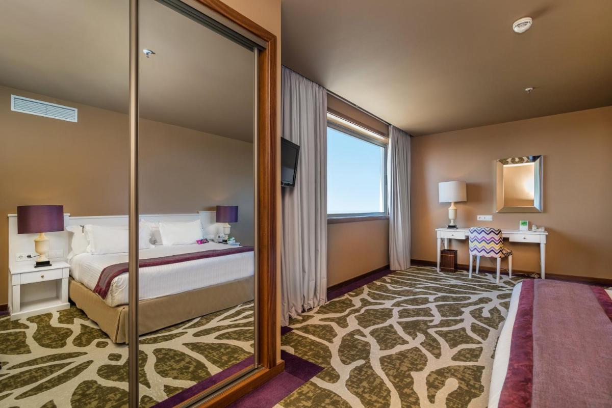 Uma cama ou camas num quarto em Holiday Inn Porto Gaia by IHG