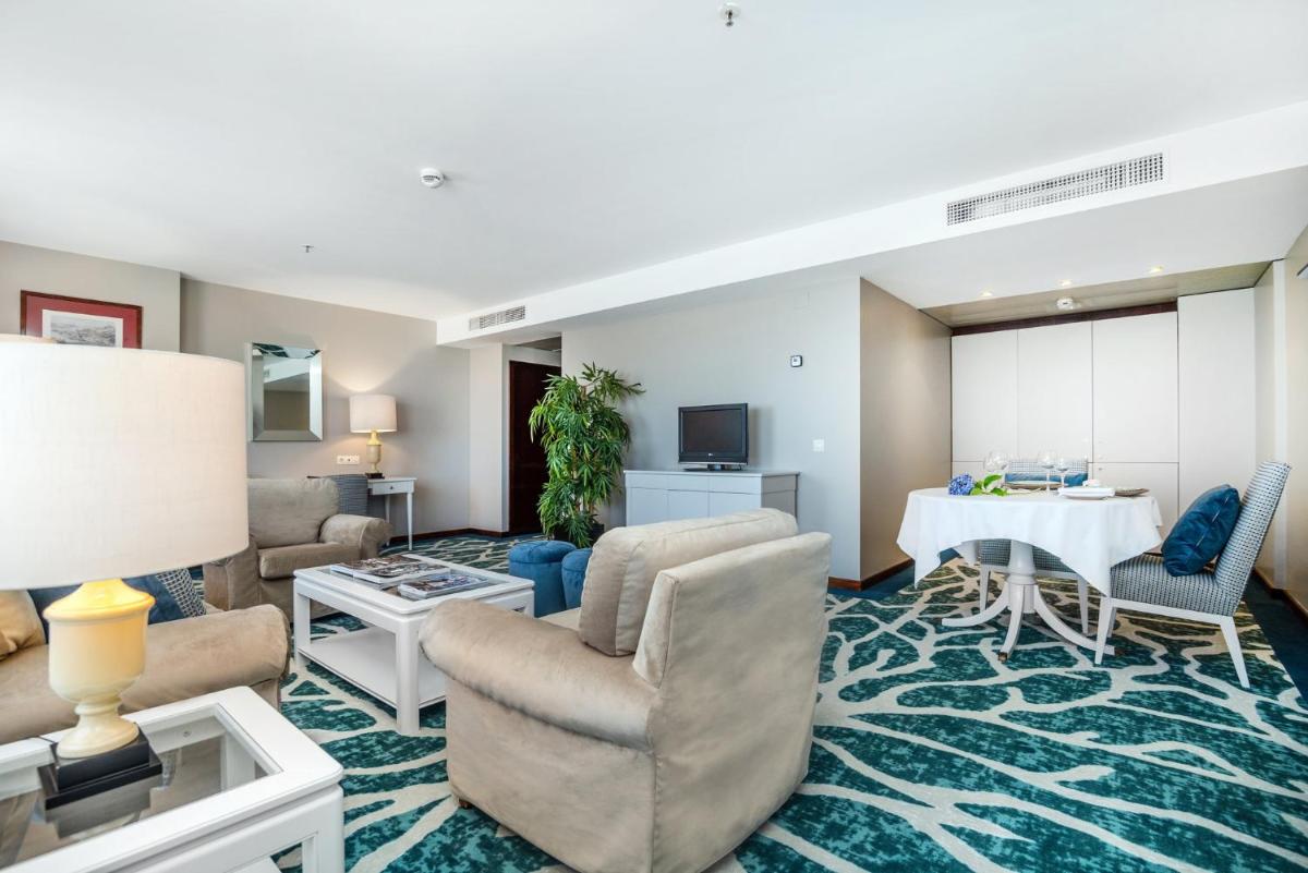 Uma televisão e/ou sistema de entretenimento em Holiday Inn Porto Gaia by IHG