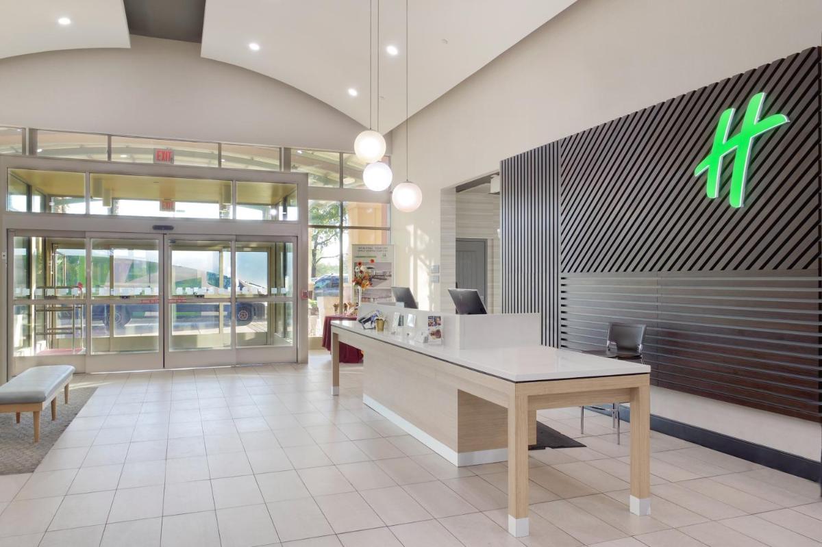 Holiday Inn & Suites Phoenix Airport, an IHG Hotel - Housity