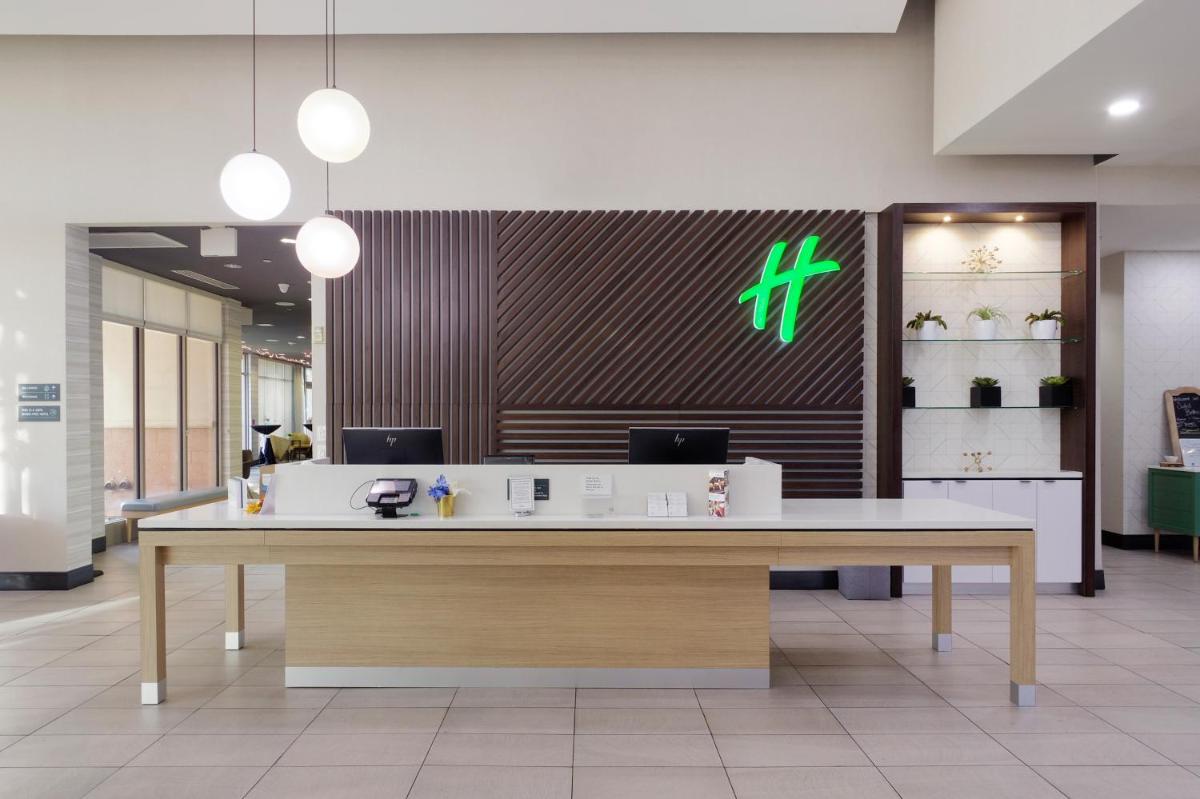Holiday Inn & Suites Phoenix Airport, an IHG Hotel - Housity
