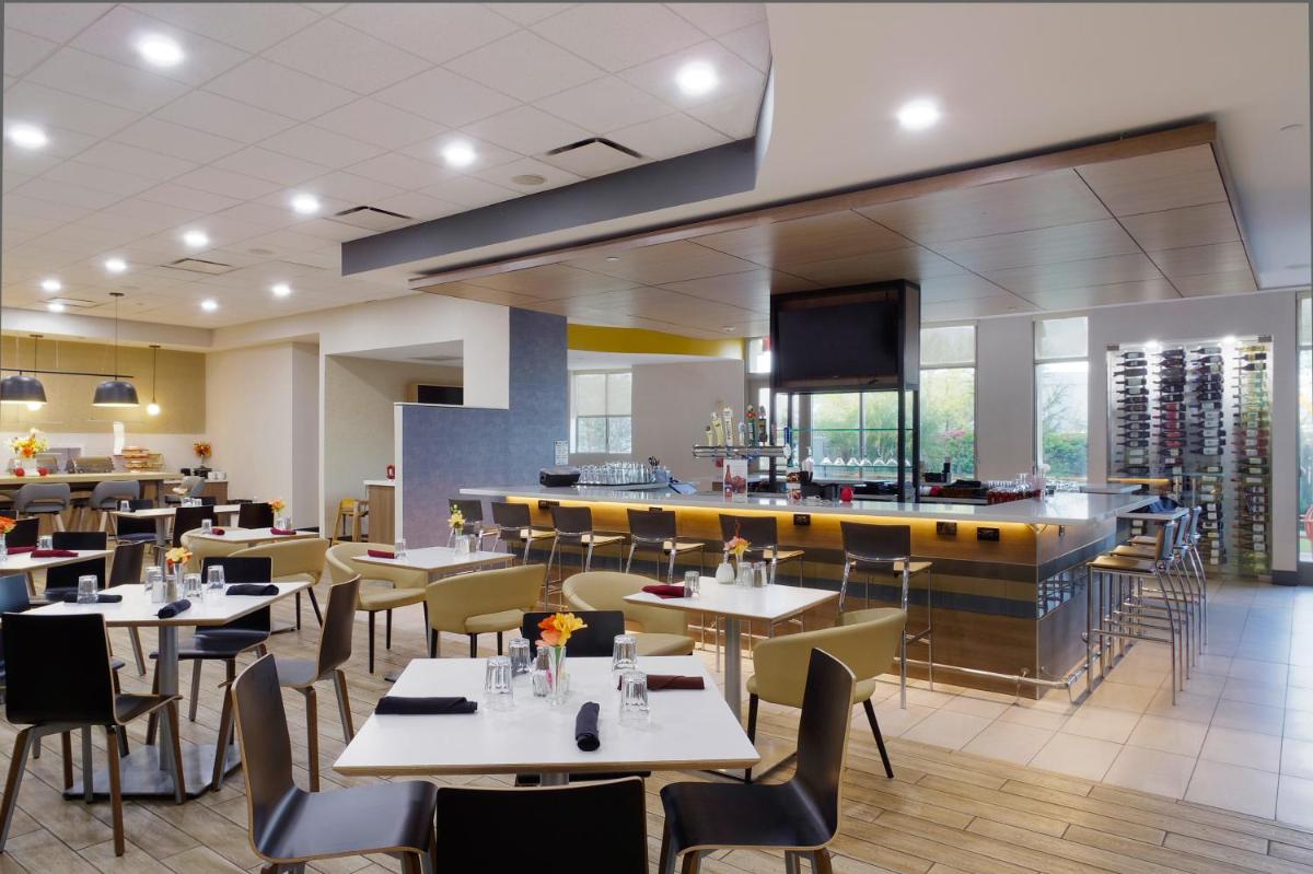 Holiday Inn & Suites Phoenix Airport, an IHG Hotel - Housity