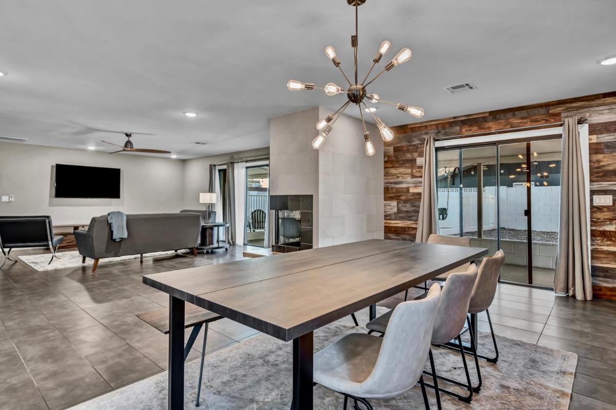 Quiet Contemporary Executive 4BD, 3BA Estate with Pool - Housity