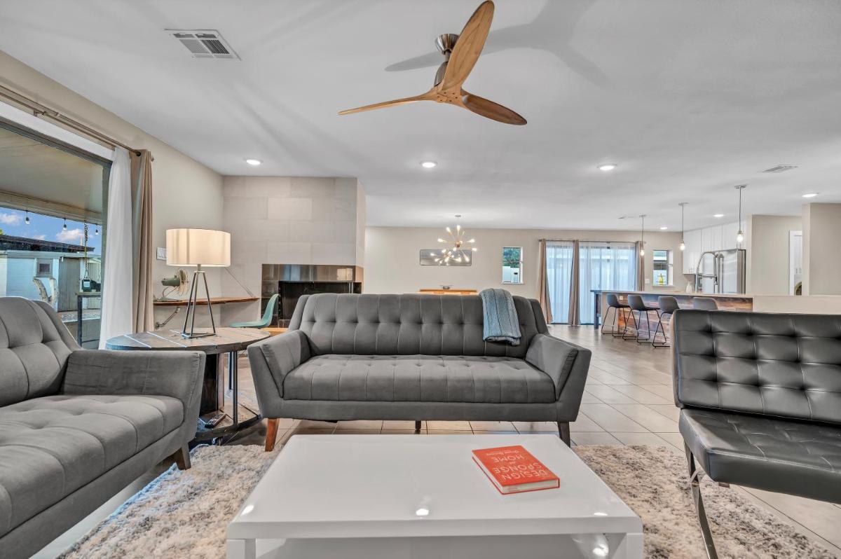 Quiet Contemporary Executive 4BD, 3BA Estate with Pool - Housity
