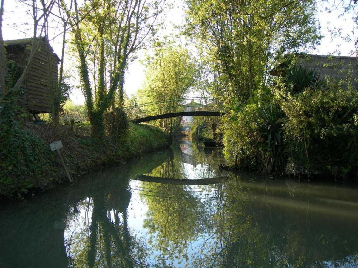 Gîte charmant au bord de l'eau avec canoës, terrasse et jardin à Damvix, au cœur du Marais Poitevin. - FR-1-426-354 - Housity