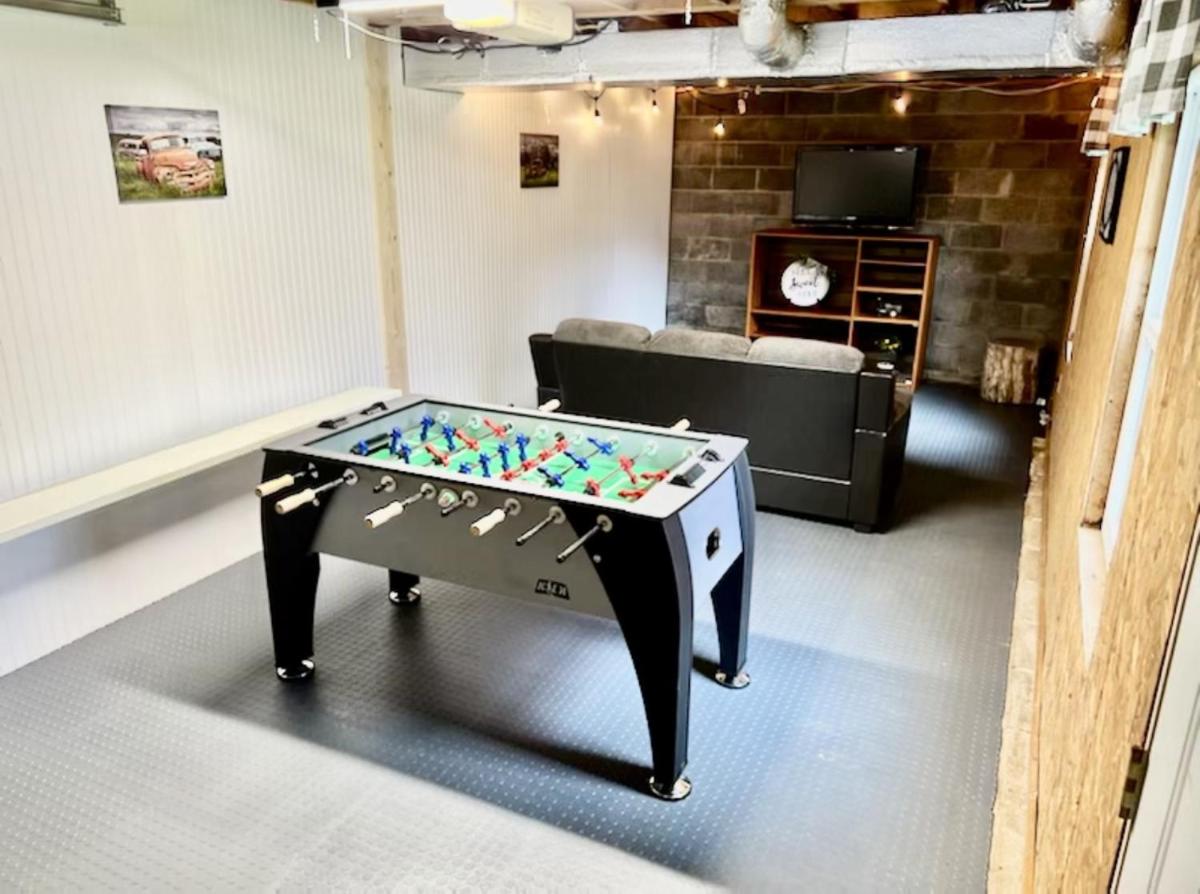 Wearadise Mountain Views Home with Hot Tub - Housity