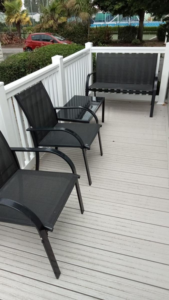 New 2 bed holiday home with decking in Rockley Park Dorset near the sea - Housity