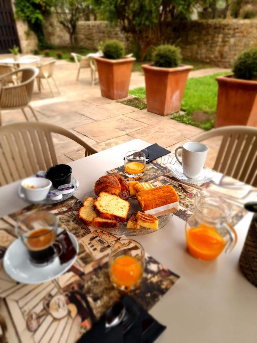 Una mesa con alimentos y bebidas para el desayuno. en Casona De La Pinta, en Ríocorvo