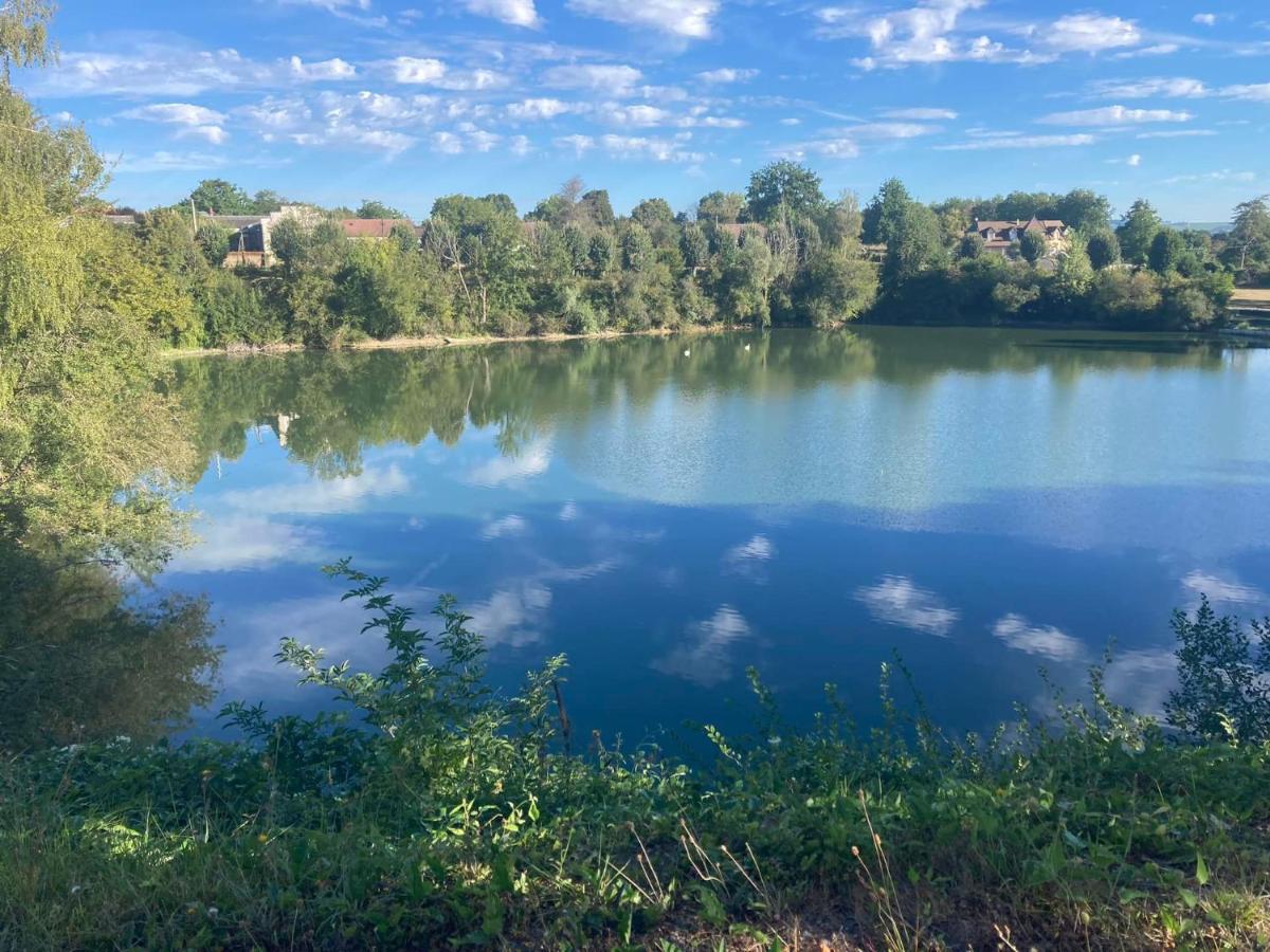 Lac De Lumiere. Relax with rural lakeside living - Housity