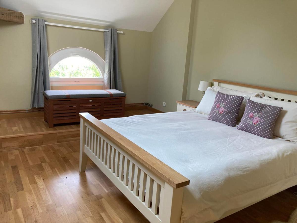 Lac De Lumiere. Relax with rural lakeside living - Housity
