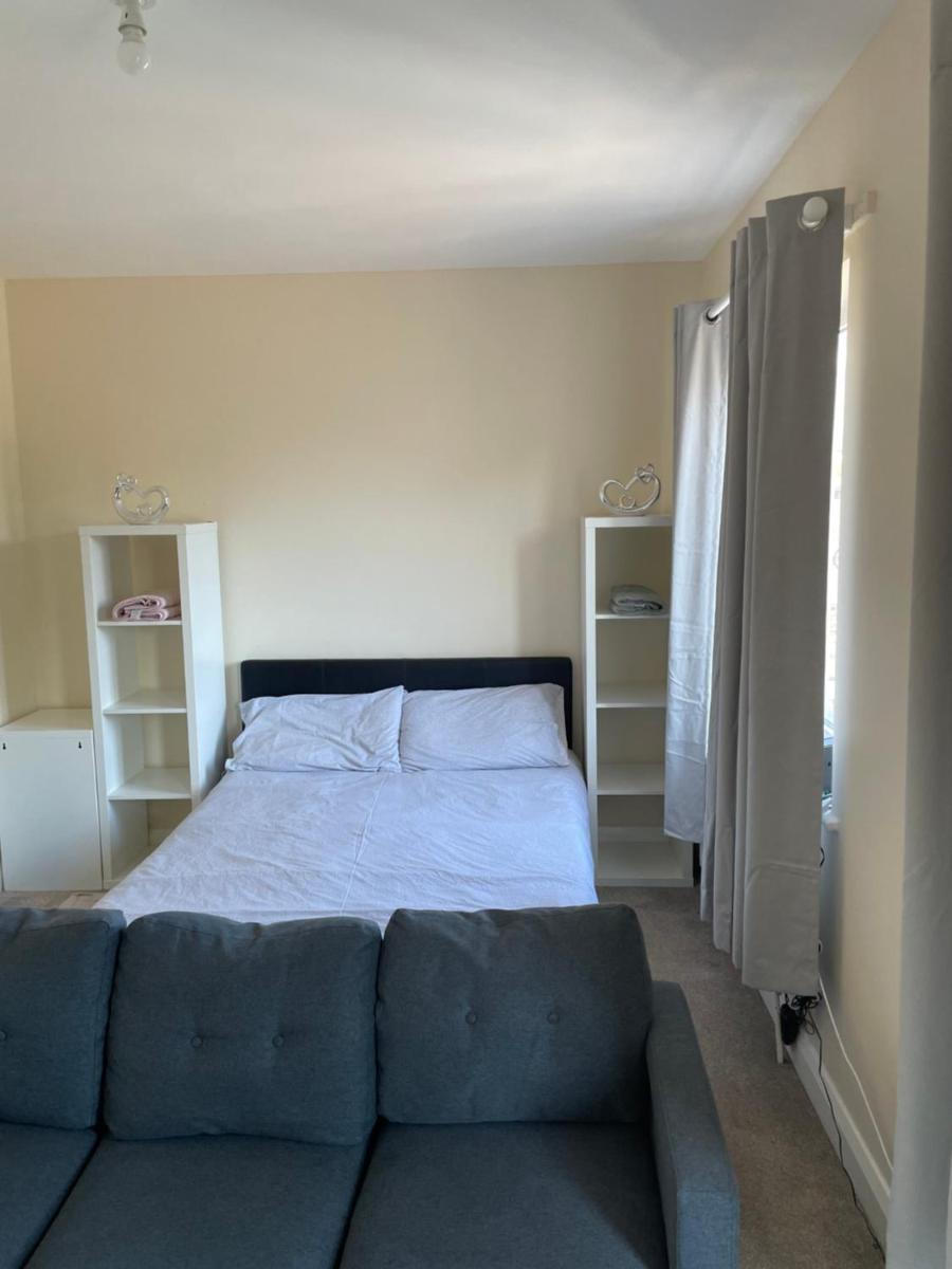 Private Rooms In A Cheerful 4-Bedroom Town House - Housity