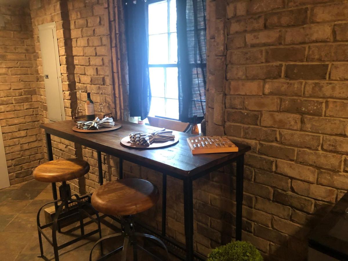 Savannah Sojourn - Time Travelers Retreat 1853 - Housity