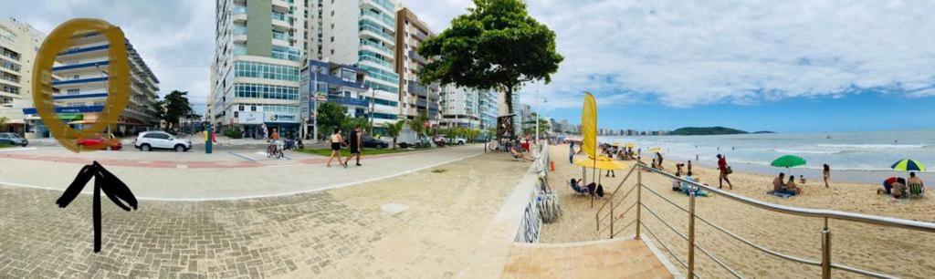 Suíte Mar 210 - Econômica e Compacta - Praia do Morro - Prédio frente Mar com elevador, atravessou a avenida, já está na Praia - Garagem - Internet - Housity
