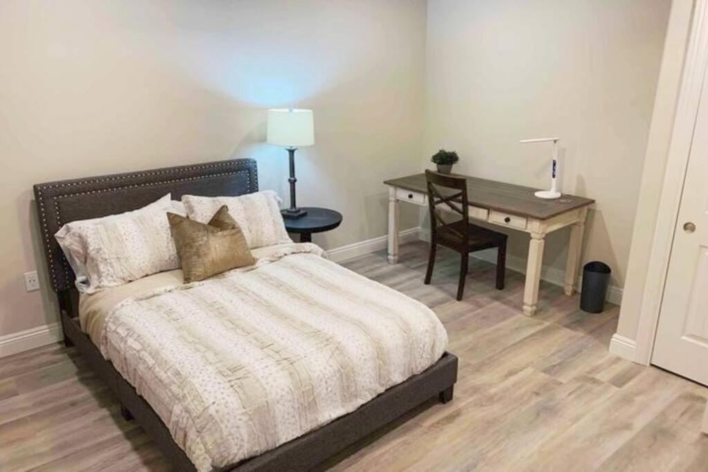 Adorable brand new back house-Tustin - Housity