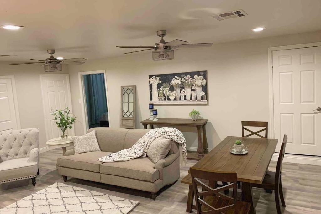 Adorable brand new back house-Tustin - Housity
