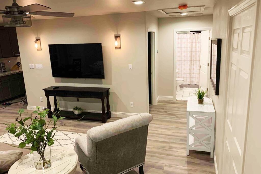 Adorable brand new back house-Tustin - Housity