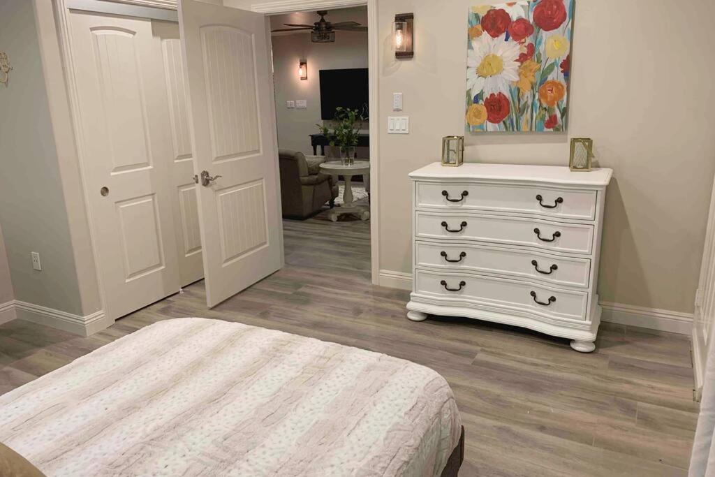 Adorable brand new back house-Tustin - Housity