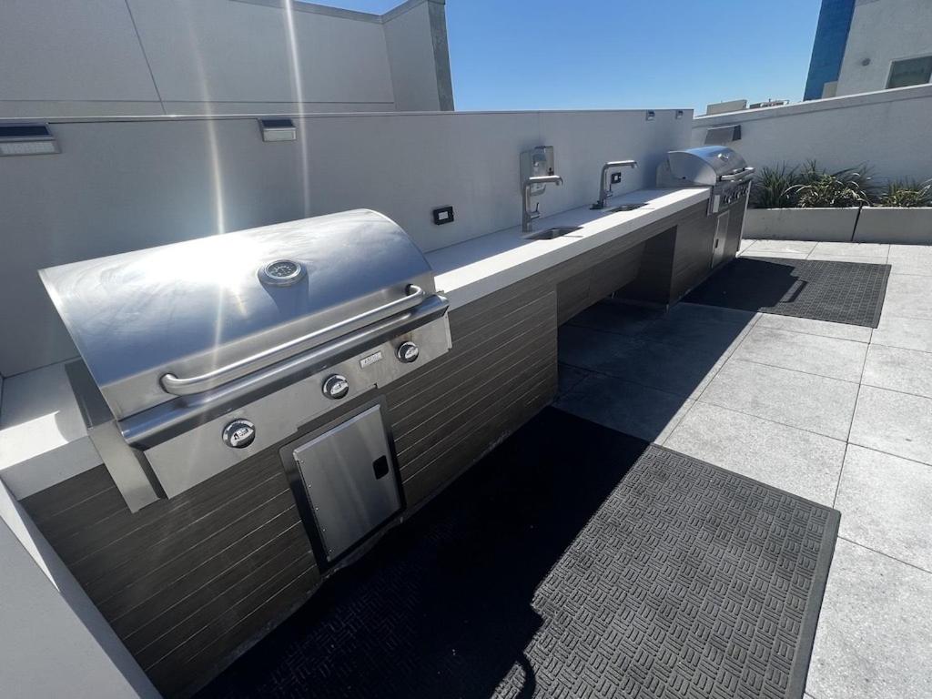 Luxury Sky-Rise - Housity