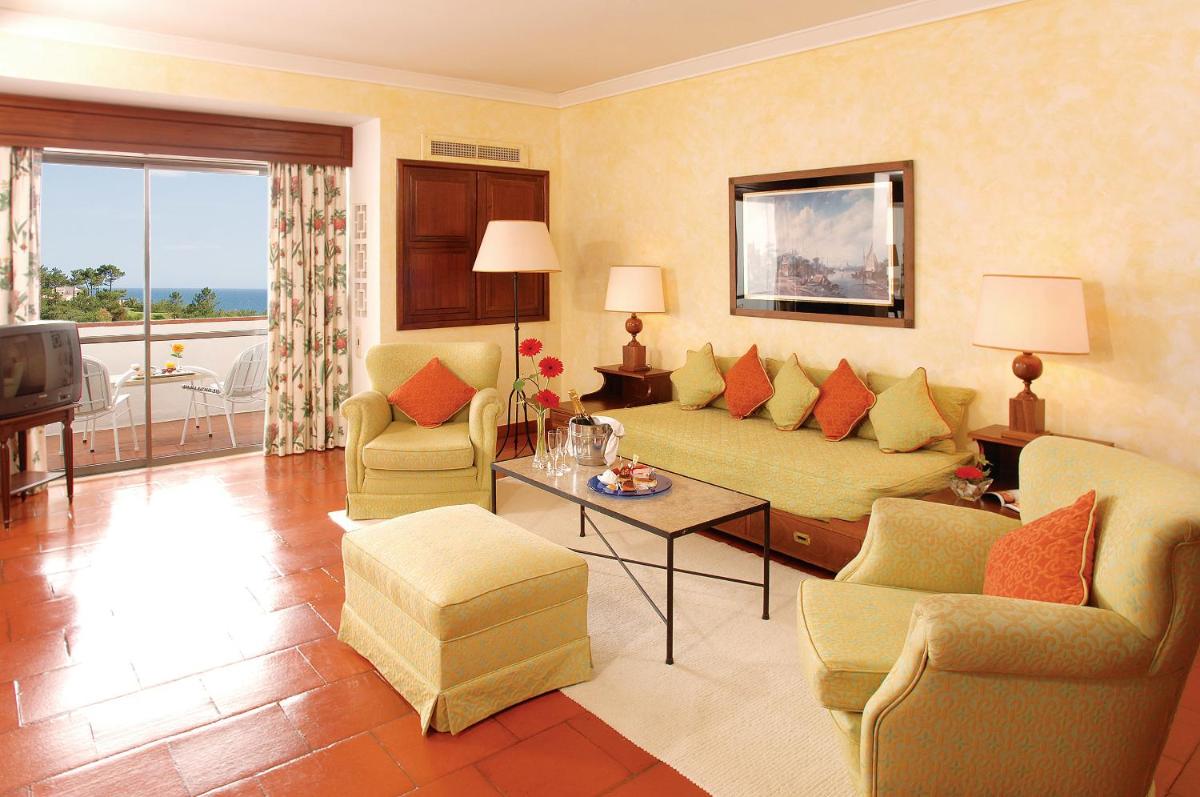 Uma área de estar em Dona Filipa Hotel