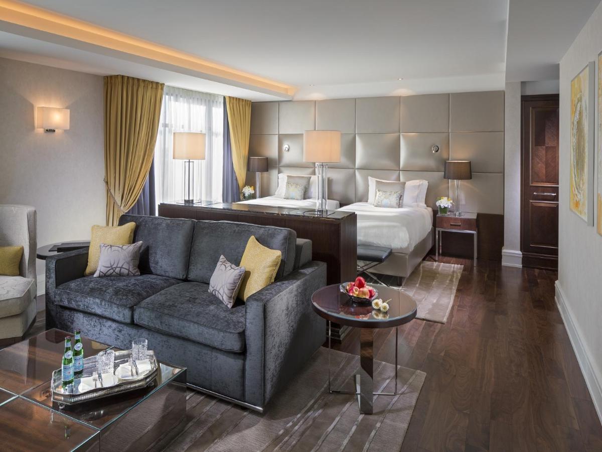 Ein Sitzbereich in der Unterkunft Breidenbacher Hof, Best Grandhotel 2025 - Die 101 Besten