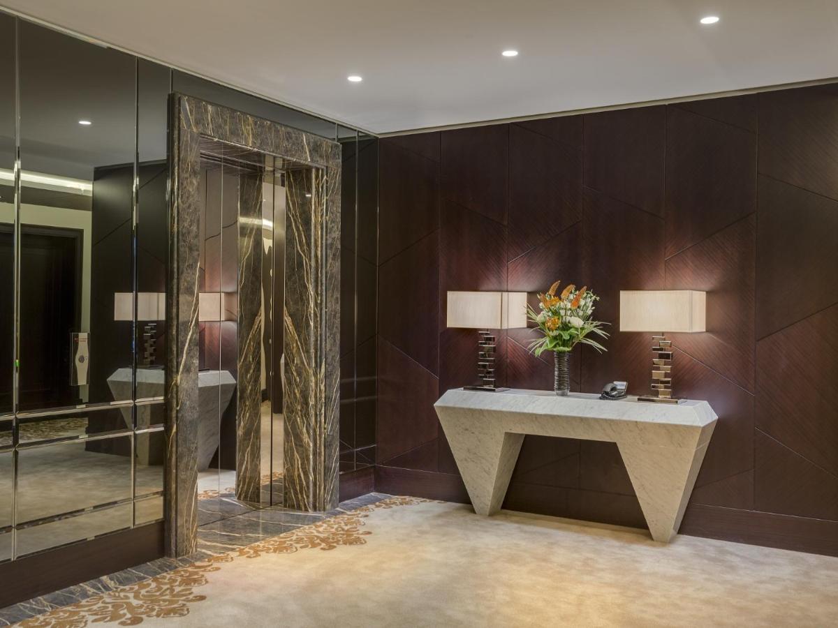 Ein Badezimmer in der Unterkunft Breidenbacher Hof, Best Grandhotel 2025 - Die 101 Besten