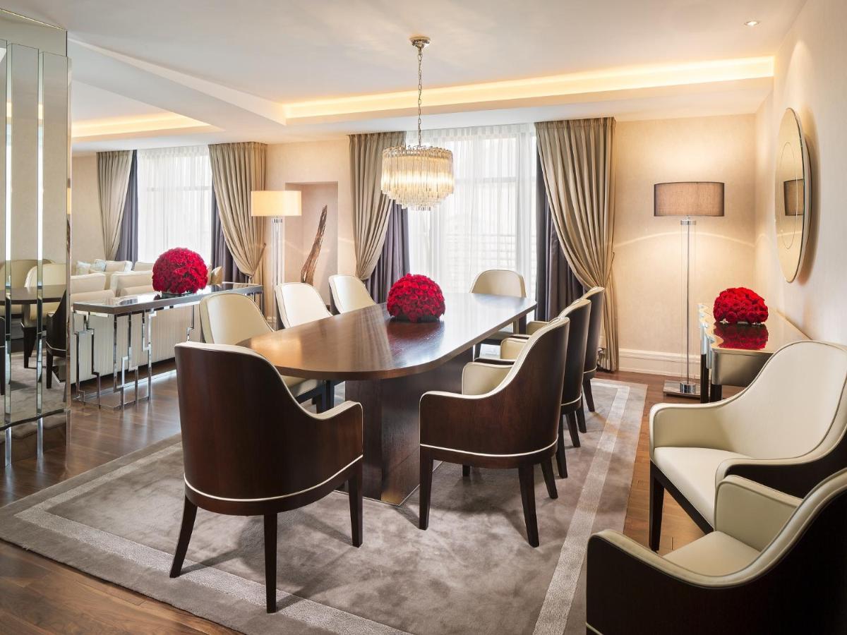 Ein Sitzbereich in der Unterkunft Breidenbacher Hof, Best Grandhotel 2025 - Die 101 Besten