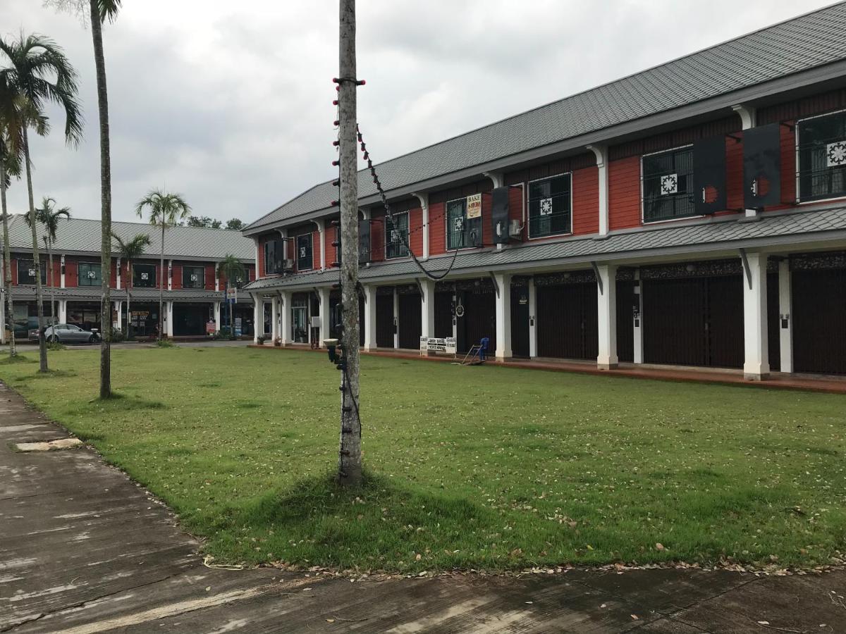 The nearest Surattani airport - Housity