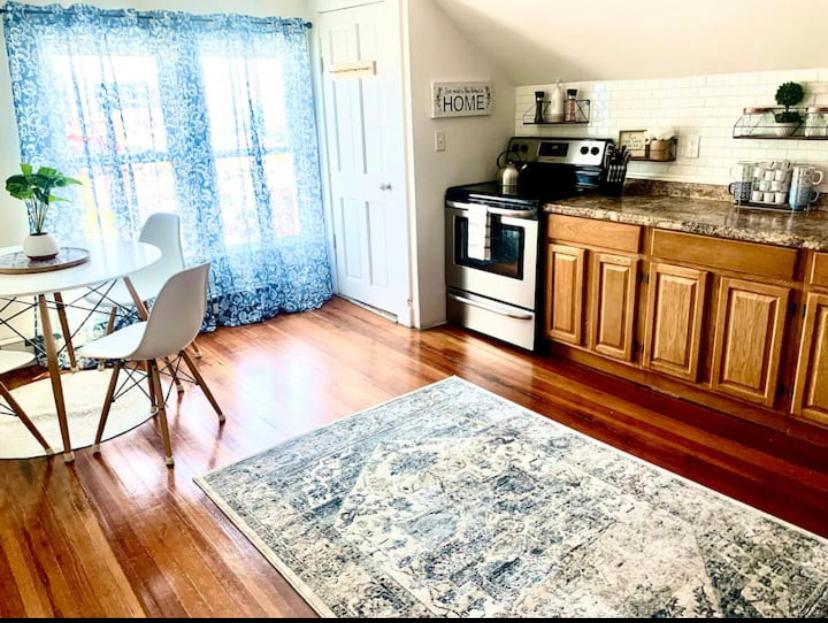 Adorable Cozy Private Room Minutes from Naval Base - Housity