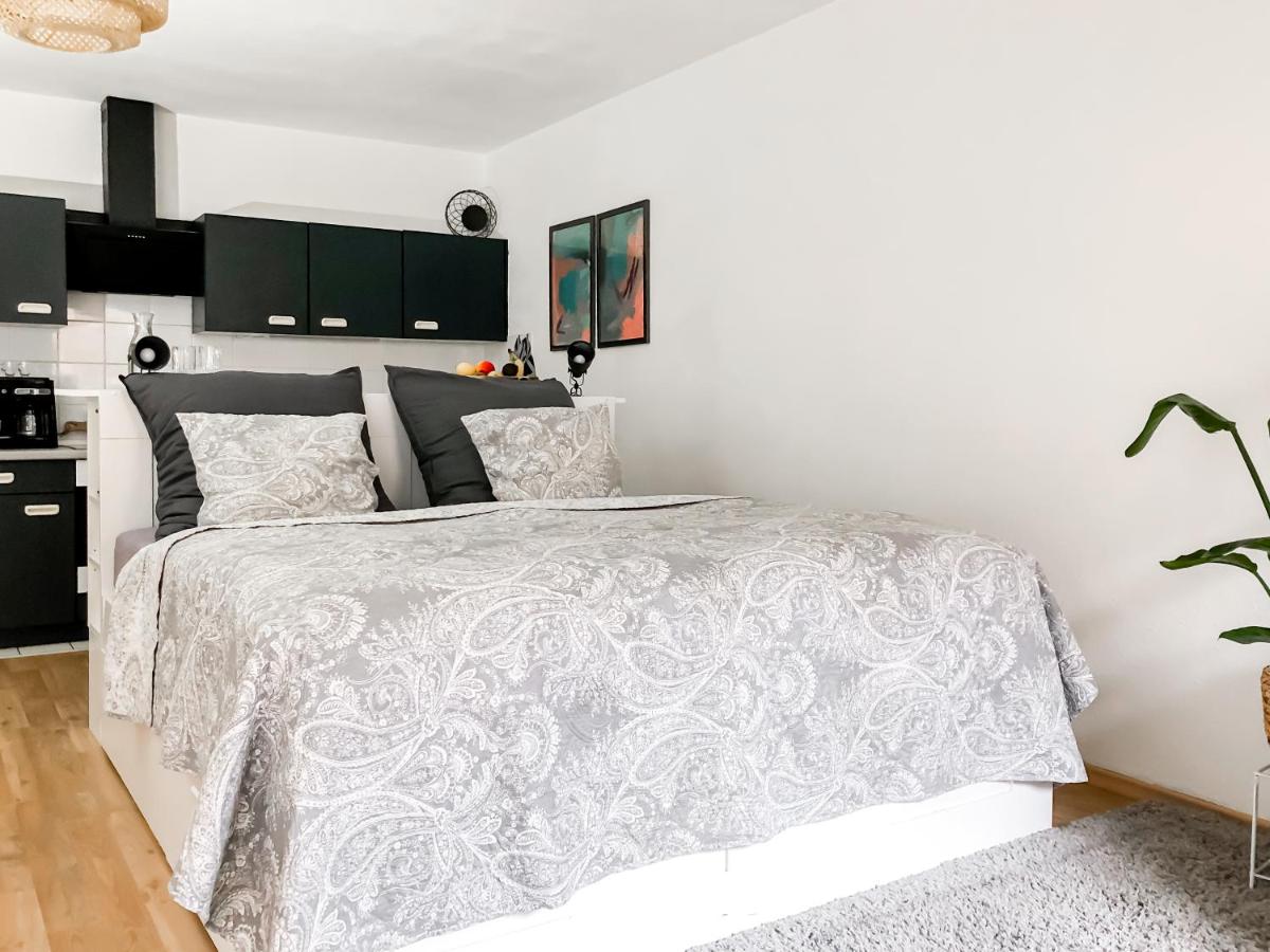Studio near Altstadt /w Workspace, Feng-Shui & Art - Housity