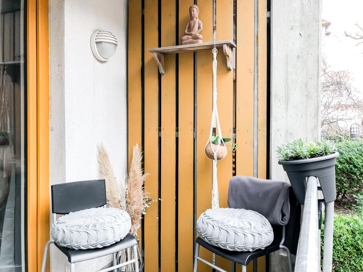 Studio near Altstadt /w Workspace, Feng-Shui & Art - Housity