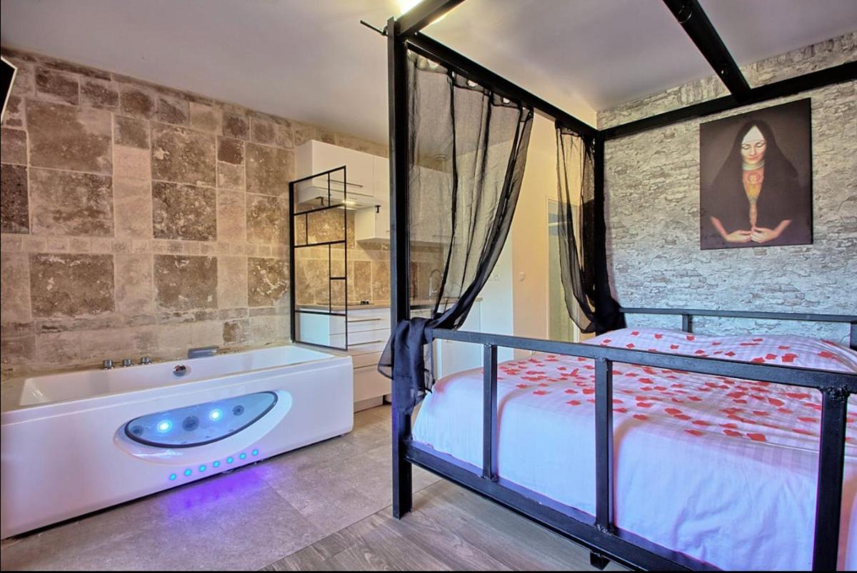 love room avec spa et piscine vu panoramique Le Mas des faraches avec sa Table d hôte - Housity
