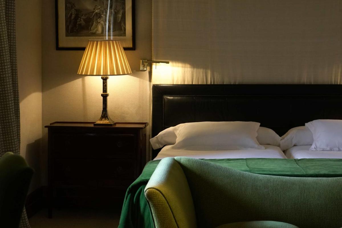 1 dormitorio con 1 cama con lámpara en una mesa en Landa, en Burgos