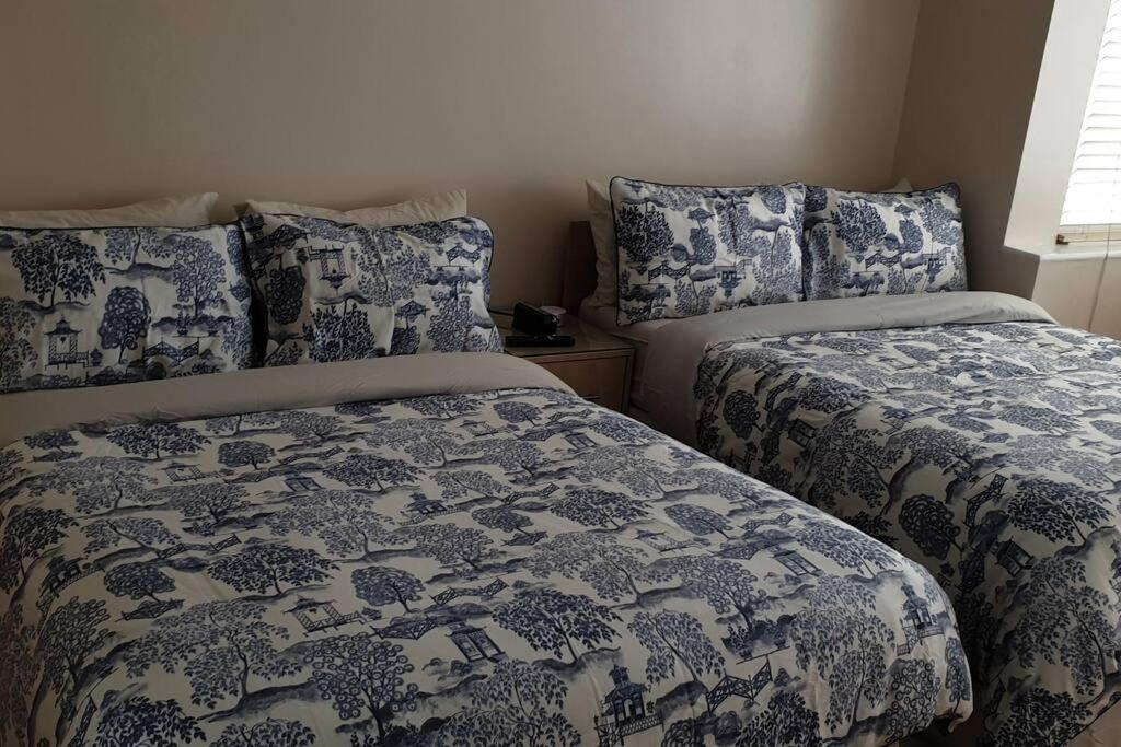 London Luxury Apartment 3 Bed 1 minute walk from Redbridge Stn Free Parking - Housity
