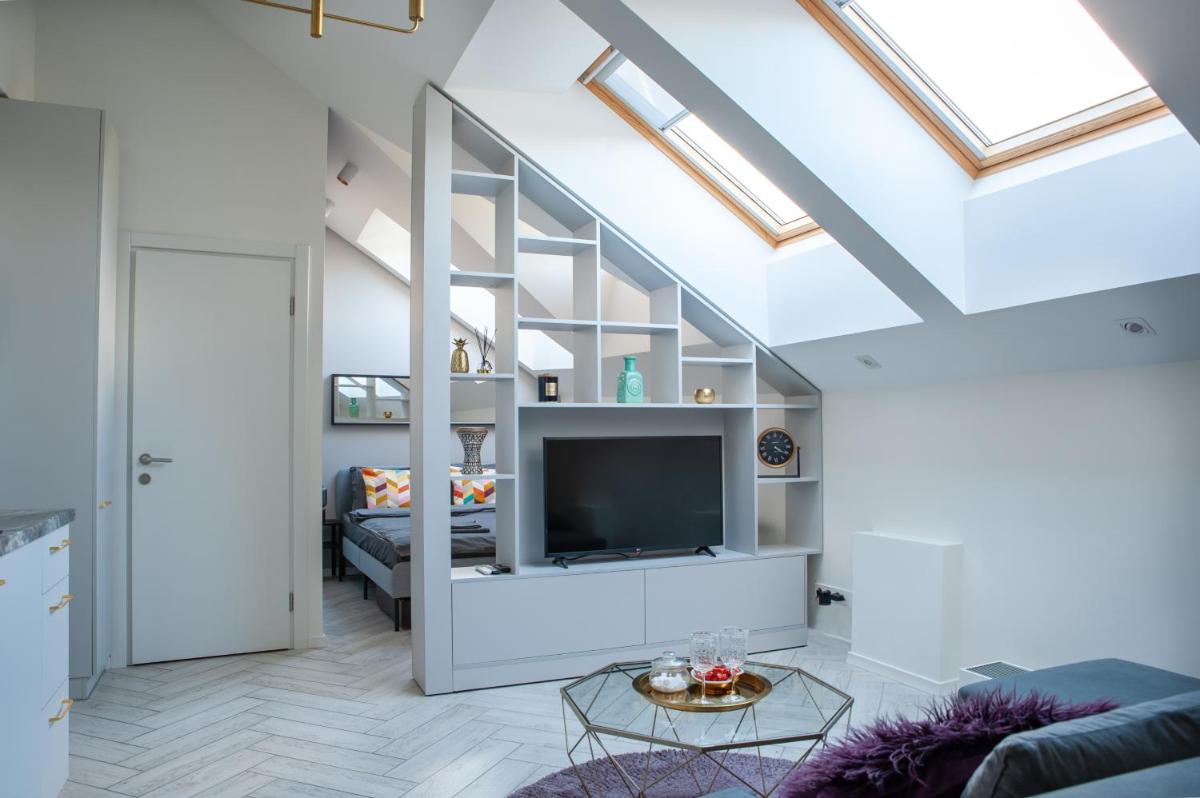E.M. Studio In City Center - Housity
