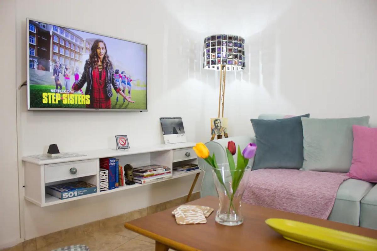 *Central Acropolis* Sleep in an Artist's apartment - Housity