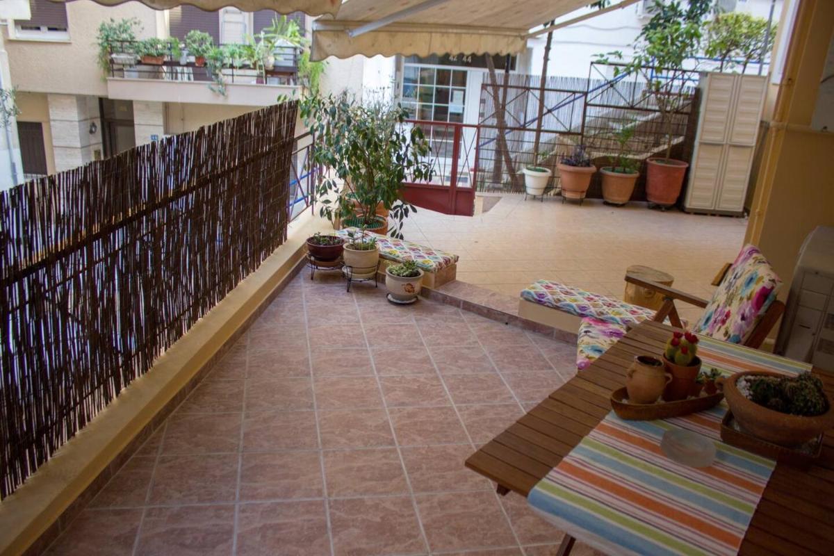 *Central Acropolis* Sleep in an Artist's apartment - Housity
